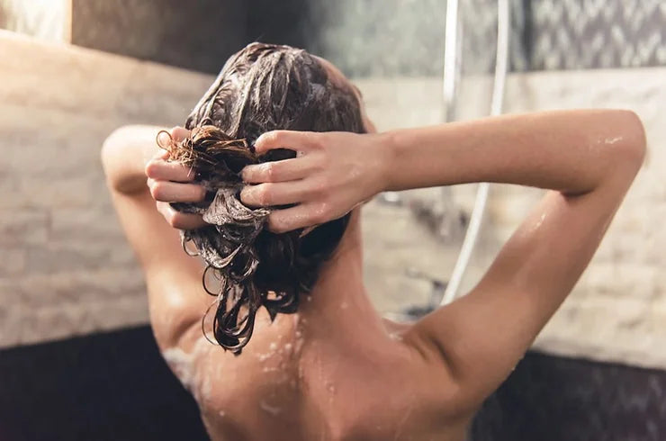 Position de douche optimale illustrant la technique idéale pour rincer le visage et le corps